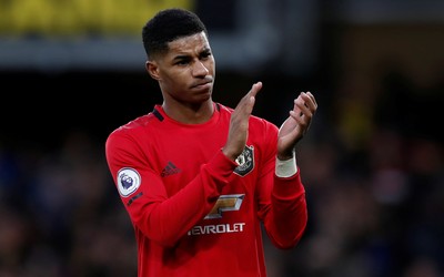 乐竞体育-凯西戴帽后把比赛用球收藏